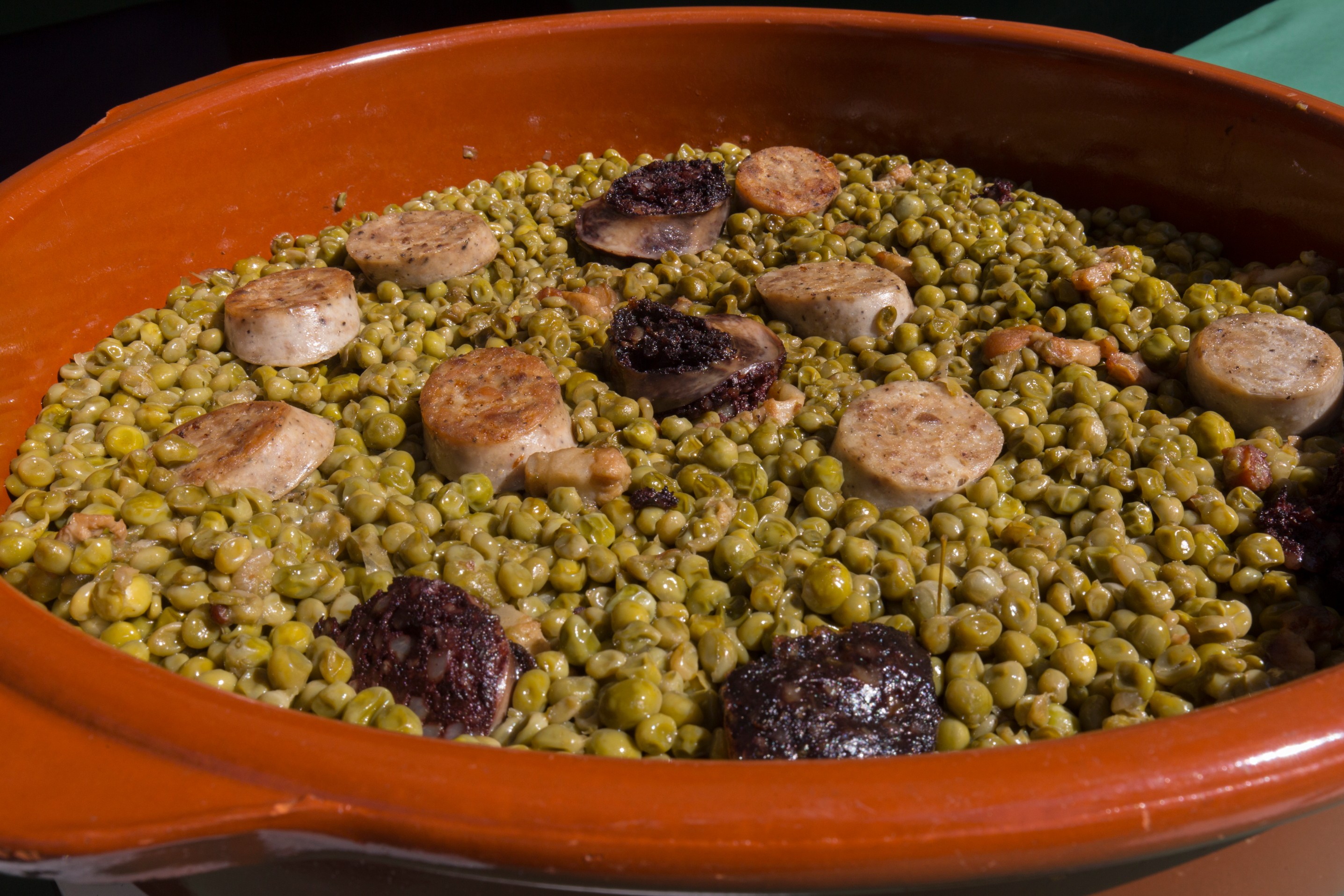 plat de pèsols amb botifarra